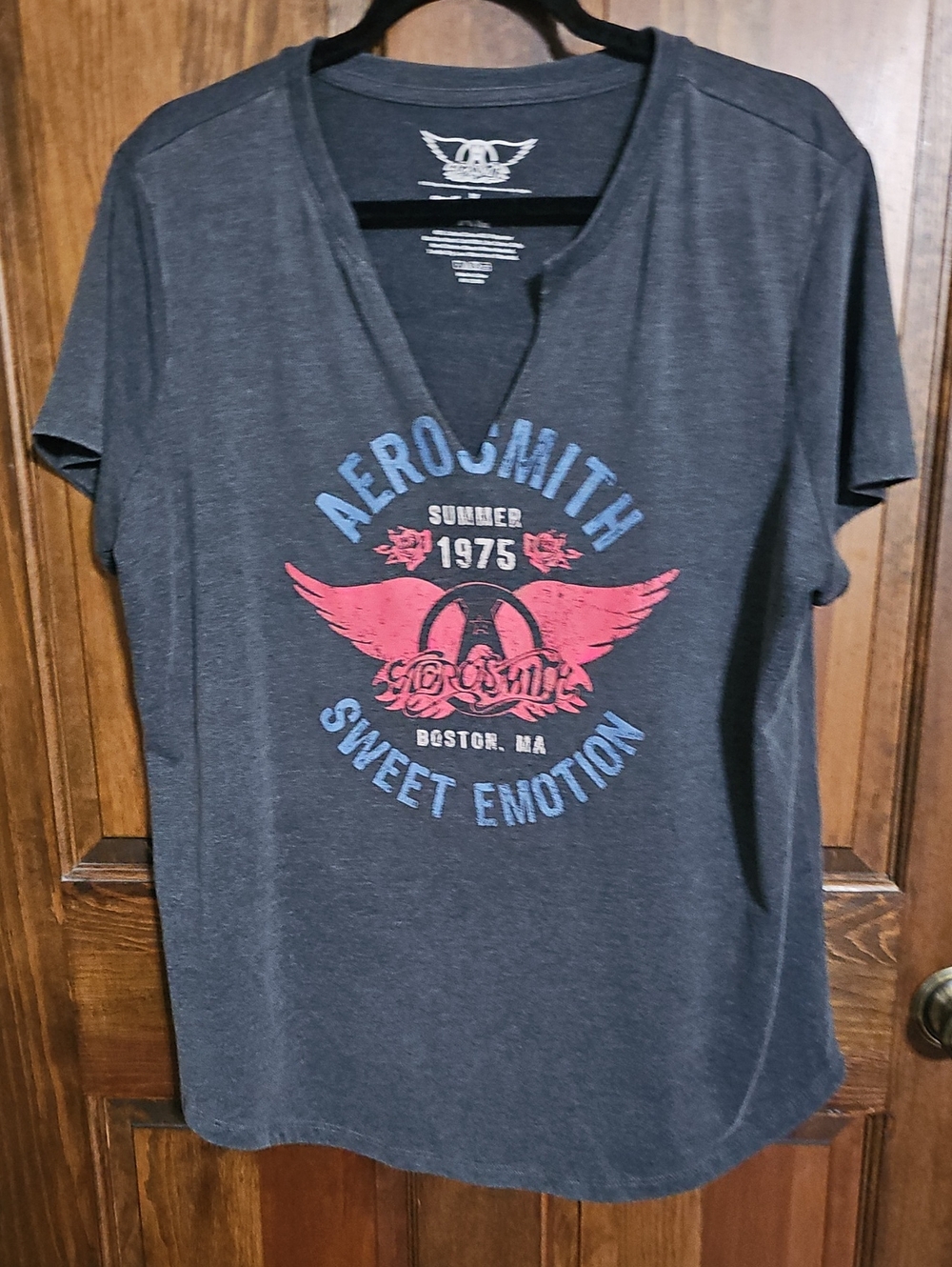 Women's Aerosmith V-Neck Tee Size XL